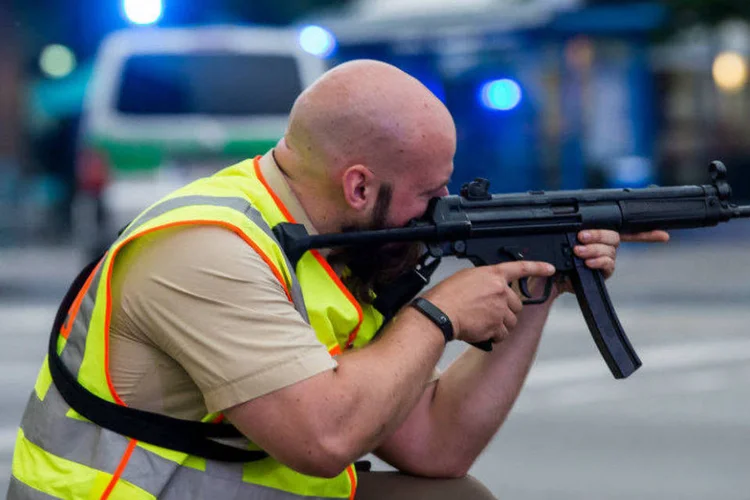 
	Alemanha: policial em Munique ap&oacute;s tiroteio em shopping center
 (Joerg Koch/Getty Images)