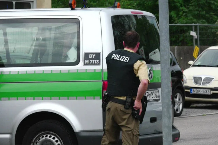 Policial em Munique após tiroteio em shopping center: polícia disse que os autores do ataque usaram "armas longas" (Marc Mueller/Getty Images)