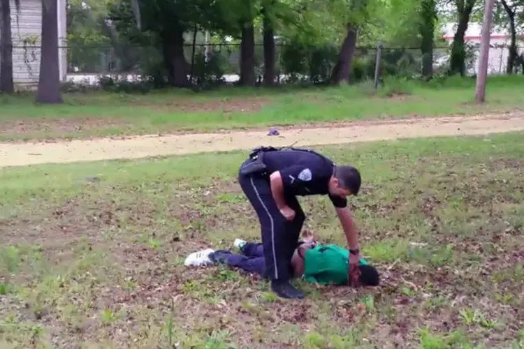 
	Michael Slager &eacute; visto ap&oacute;s balear Walter Scott, um negro de 50 anos, durante a&ccedil;&atilde;o policial nos EUA
 (HANDOUT via Reuters)