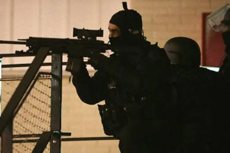 Policial durante operação em Reims, na França, de busca a suspeitos de realizar ataque terrorista (François Nascimbeni/AFP)