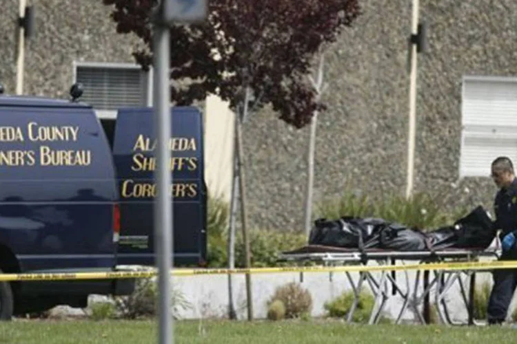 Policial retira corpo de vítima após ataque em universidade de Oakland: "foi uma execução calculada a sangue frio na aula", disse o chefe de polícia da localidade (Kimihiro Hoshino/AFP)