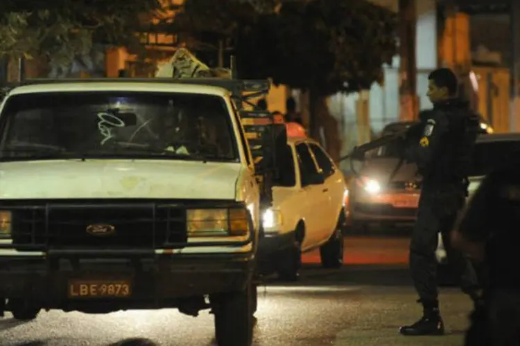 Policial faz revista na Vila Kennedy, Rio de Janeiro: ocupação das comunidades faz parte da política de pacificação iniciada em 2008 (Fernando Frazão/ABr)