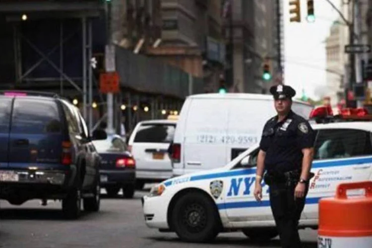 Um policial vigia as ruas de Nova York, para o décimo aniversário dos atentados ao World Trade Center (AFP/Getty Images / Spencer Platt)