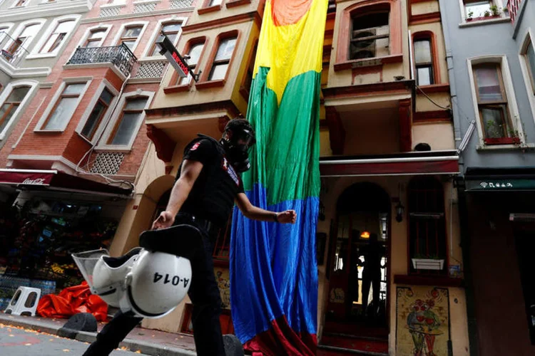 Policial turco persegue manifestantes LGBT na Turquia durante semana do Orgulho Gay, em junho de 2016 (REUTERS/Murad Sezer)