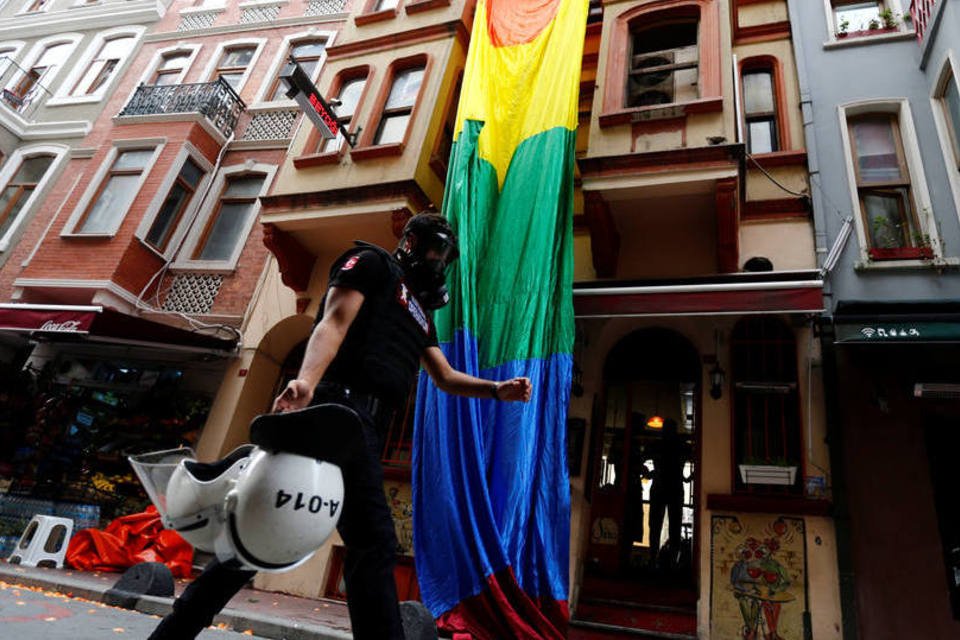 Polícia turca usa gás lacrimogêneo para dispersar parada gay