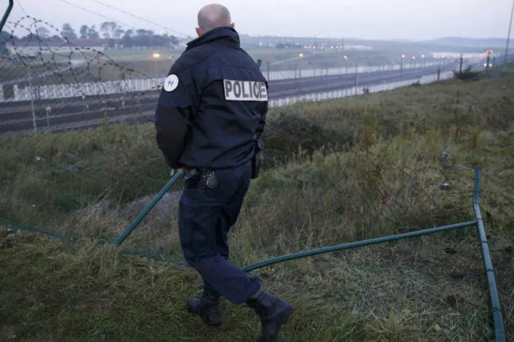 
	Pol&iacute;cia francesa: tropa interrompeu cerca de 120 migrantes que tentavam entrar pelo Eurot&uacute;nel
 (REUTERS/Pascal Rossignol)