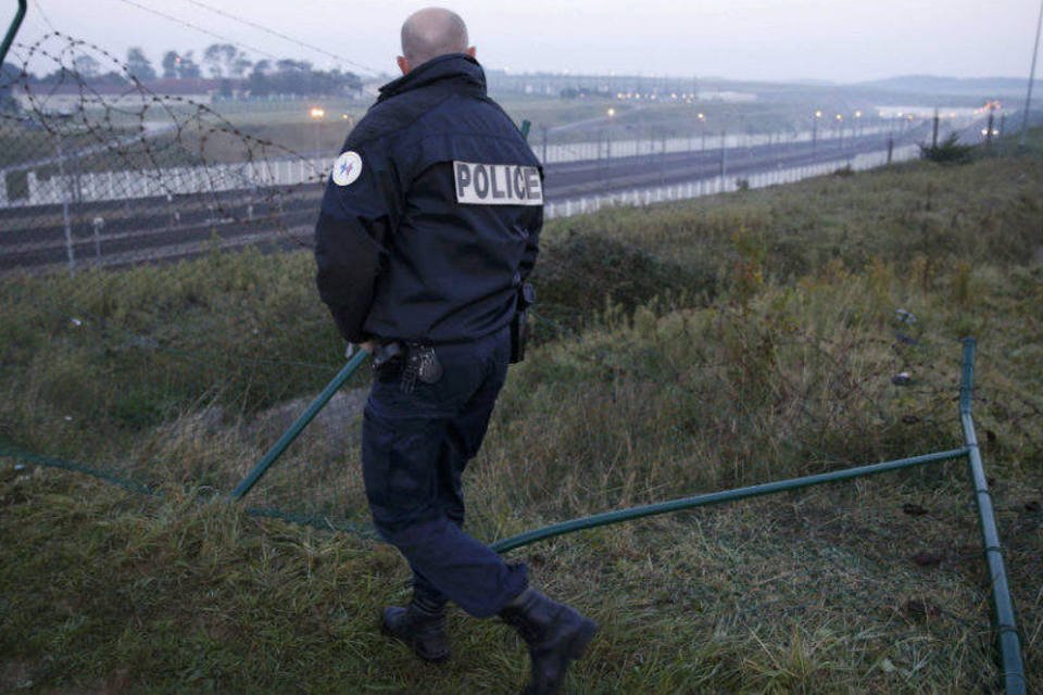Migrantes invadem túnel e param serviço de trem na França