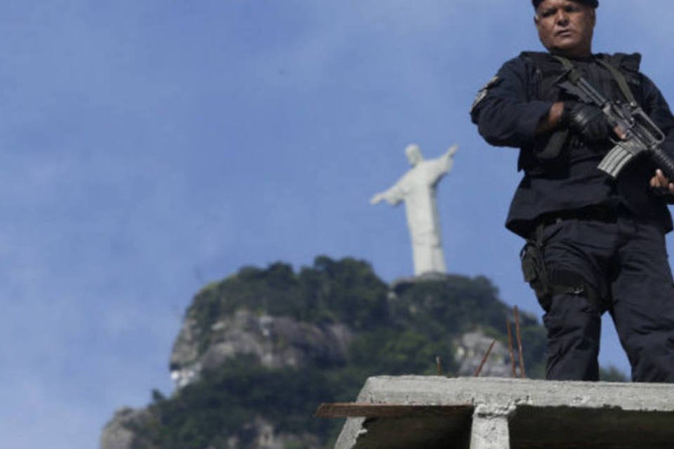 
	Policial do Bope segura arma em favela do Rio de Janeiro: Comandante da UPP do Santa Marta, disse &agrave; Ag&ecirc;ncia Efe que em algumas favelas ainda h&aacute; desconfian&ccedil;a em rela&ccedil;&atilde;o &agrave; pol&iacute;cia por parte dos moradores
 (REUTERS/Ricardo Moraes)