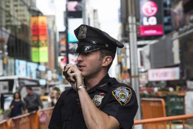 Policial de Nova York fala com colegas no rádio em Times Square em 22 de setembro de 2013 (©afp.com / Andrew Burton)