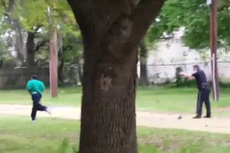 Imagem mostra momento em que policial atira contra vítima: Michael Slager foi detido e acusado de homicídio depois de atirar em homem desarmado pelas costas (Reprodução/The New York Times)