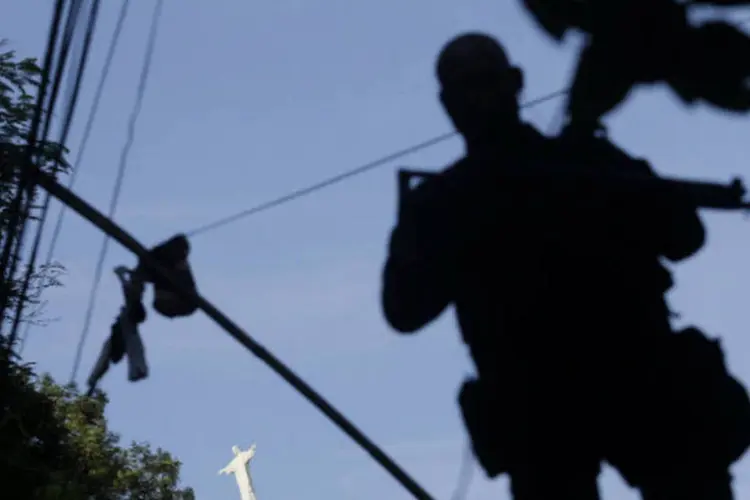 
	Policial armado com fuzil &eacute; visto durante instala&ccedil;&atilde;o de UPP em favela do Rio de Janeiro
 (REUTERS/Ricardo Moraes)