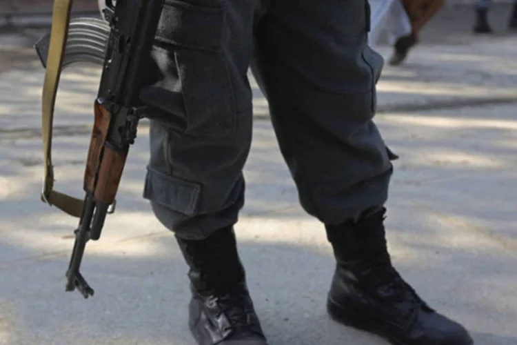 Policial afegão monta guarda no local do incidente onde um conselheiro dos EUA foi morto, em Cabul (Omar Sobhani/Reuters)
