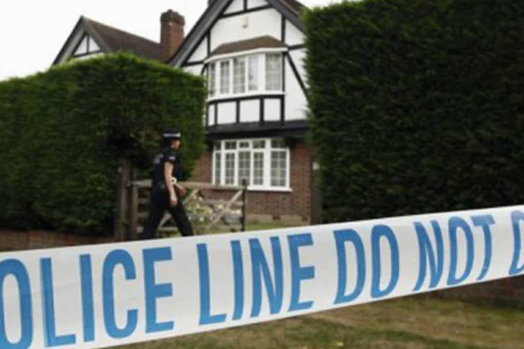 Polícia britânica isola casa da família al-Hilli: durante o tiroteio, a pequena Zainab al-Hilli perdeu seu pai e sua mãe, britânicos de origem iraquiana (©AFP / Justin Tallis)