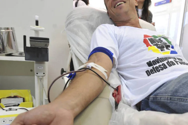 Policial doa sangue: a ação faz parte da campanha " A Polícia Federal dá o Sangue pelo Brasil, mas Governo Não Reconhece", do Movimento Unido em Defesa da Polícia Federal (Marcello Casal Jr./ABr)