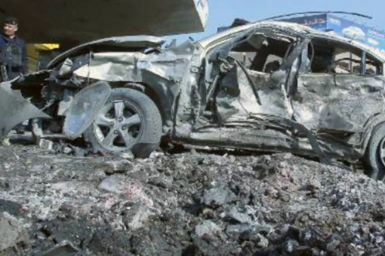 
	Policial iraquiano observa carro usado em atentado suicida: Ddsde o in&iacute;cio do ano, a viol&ecirc;ncia j&aacute; deixou cerca de 500 mortos em todo o pa&iacute;s
 (AFP)