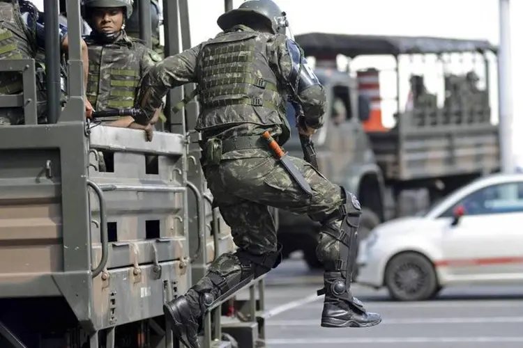 Soldados de tropas federais entram em ação para previnir roubos durante greve de policiais militares nesta quinta-feira, em Salvador (Valter Pontes/Reuters)