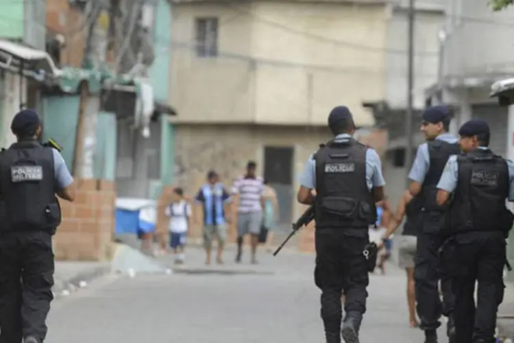 
	Policiamento &eacute; refor&ccedil;ado na Favela do Mandela: &quot;N&atilde;o h&aacute; recuo no processo de pacifica&ccedil;&atilde;o, que vem retomando territ&oacute;rios, dominados, durante muitos anos, por bandidos&quot;, disse Pez&atilde;o
 (Tânia Rêgo/Agência Brasil)