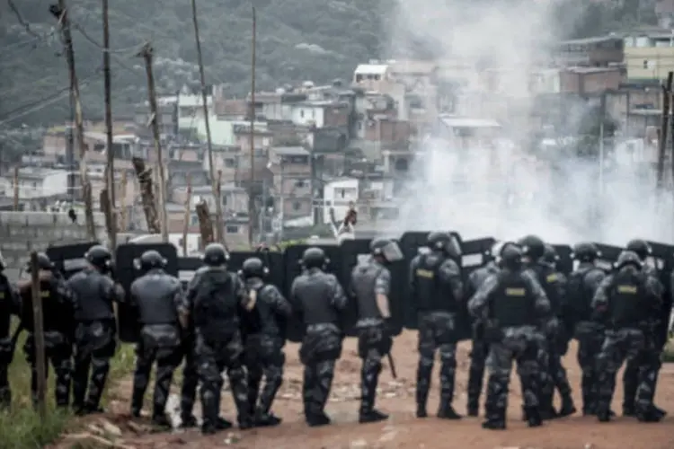 
	Policias tentam fazer reintegra&ccedil;&atilde;o territorial na zona leste de SP, no Jardim Iguatemi:&nbsp;de acordo com a Cohab, as fam&iacute;lias ser&atilde;o cadastradas nos pr&oacute;ximos dias, enquanto ocorre o processo de desapropria&ccedil;&atilde;o do terreno.
 (Marcelo Camargo/ABr)