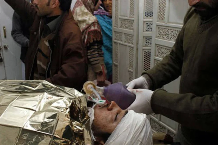 
	M&eacute;dico trata de funcion&aacute;rio que realizava vacina&ccedil;&atilde;o contra p&oacute;lio em hospital ap&oacute;s ataque: os esfor&ccedil;os para conter a doen&ccedil;a s&atilde;o prejudicados pela resist&ecirc;ncia dos talib&atilde;s
 (A. Majeed/AFP)