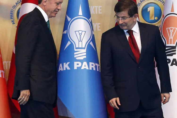 Recep Tayyip Erdogan e o futuro primeiro-ministro, Ahmet Davutoglu, em Ancara (Umit Bektas/Reuters)