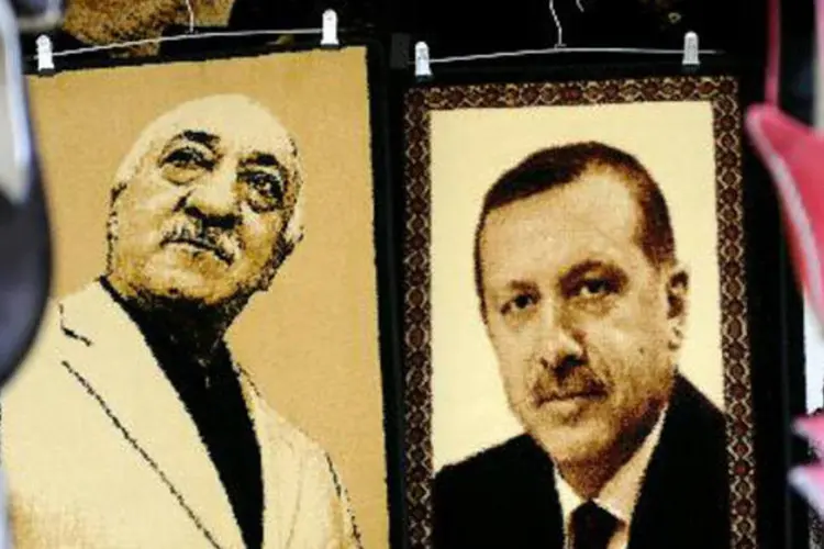
	Retratos de Erdogan e do pregador Fethullah G&uuml;len: promotor pediu pris&atilde;o perp&eacute;tua para G&uuml;len e penas de 7 a 330 anos para os outros 66 acusados
 (Ozan Kose/AFP)