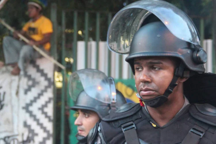 Policiais do Batalhão de Choque cercam prédio do antigo Museu do Índio: construído no século 19, o prédio abrigou o Serviço de Proteção ao Índio, comandado pelo Marechal Candido Rondon. (Vladimir Platonow/ABr)