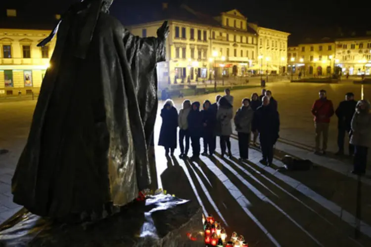 Poloneses cantem em homenagem ao papa João Paulo II, durante o aniversário de morte do pontífice, em Wadowice (Kacper Pempel/Reuters)