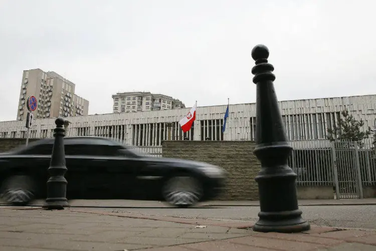 Carro passa diante da embaixada da Polônia em Moscou, Rússia (Maxim Shemetov/Reuters)