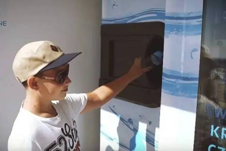 
	A marca polonesa Żywiec Zdr&oacute;j instalou uma &quot;vending machine ecol&oacute;gica&quot; em praias do pa&iacute;s
 (Reprodução/YouTube)