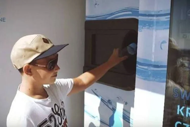 
	A marca polonesa Żywiec Zdr&oacute;j instalou uma &quot;vending machine ecol&oacute;gica&quot; em praias do pa&iacute;s
 (Reprodução/YouTube)