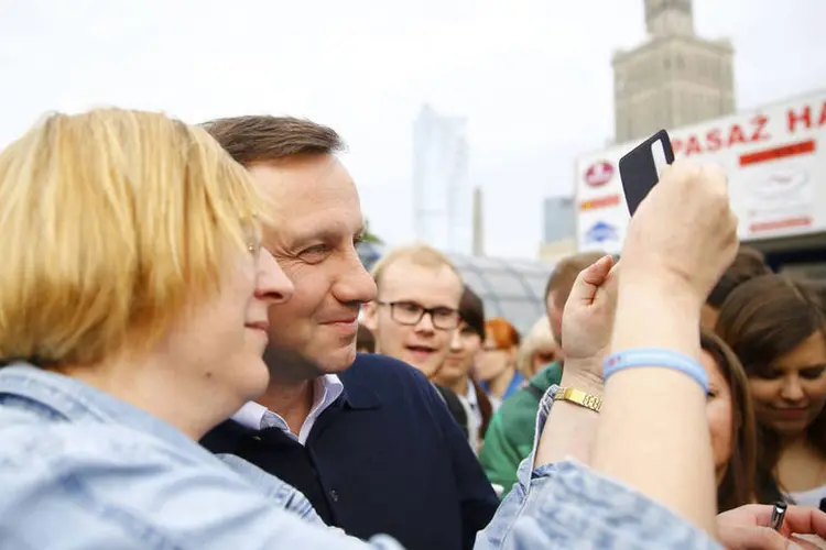 
	Andrzej Duda tira foto ao lado de eleitora polonesa: a vit&oacute;ria de Duda ser&aacute; a primeira para o Partido Lei e Justi&ccedil;a desde 2005
 (REUTERS/Pawel Kopczynski)