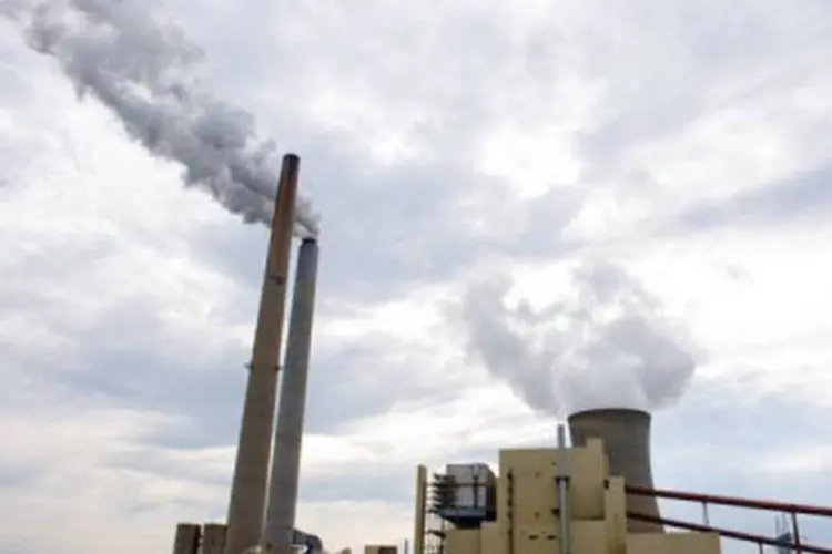 Usina termelétrica em New Haven: Em outubro de 2009, a EPA decidiu utilizar seus novos poderes regulamentares para reduzir as emissões de gases (©AFP/Arquivo / Saul Loeb)