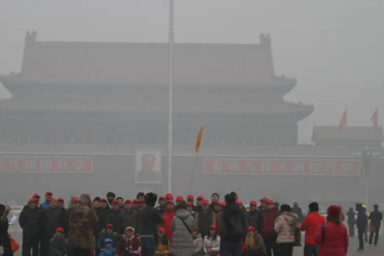 
	Grupo de pessoas em meio &agrave; polui&ccedil;&atilde;o de Pequim: ambientalistas acreditam que o n&iacute;vel do alerta &eacute; baixo diante da situa&ccedil;&atilde;o do ar na cidade
 (Getty Images/ ChinaFotoPress)