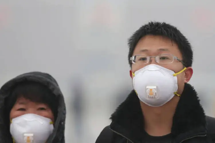 
	Chineses usam m&aacute;scara contra polui&ccedil;&atilde;o do ar: inspe&ccedil;&otilde;es ambientais acontecem um m&ecirc;s depois que Pequim sofreu o pior per&iacute;odo de polui&ccedil;&atilde;o do ar da hist&oacute;ria recente
 (Getty Images)