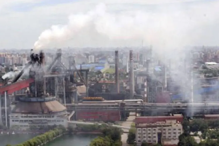 Siderúrgica solta fumaça em Pequim, China: 506 fábricas que não cumpriram as metas de reduzir gases poluentes ficaram sem energia elétrica (.)