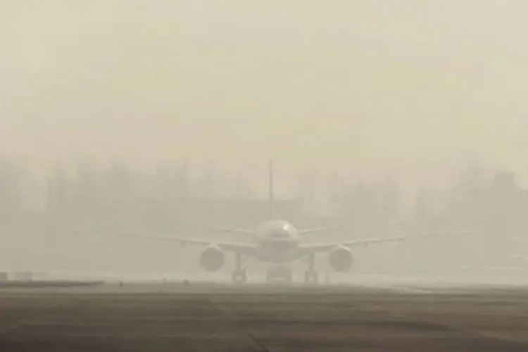 No total, 14.500 pessoas foram removidas de casas em áreas de risco; no aeroporto internacional de Pequim, 229 voos domésticos e 14 voos internacionais foram cancelados (AFP)