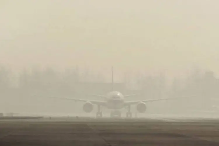 Avião tenta decolar no Aeroporto Internacional de Pequim neste domingo, quando quase 400 voos foram anulados
 (AFP)