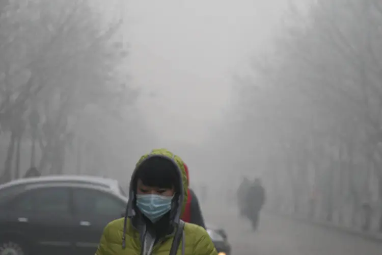 
	Chinesa em meio a ar polu&iacute;do: Governo chin&ecirc;s se comprometeu a reverter danos causados por polui&ccedil;&atilde;o
 (ChinaFotoPress/Stringer)