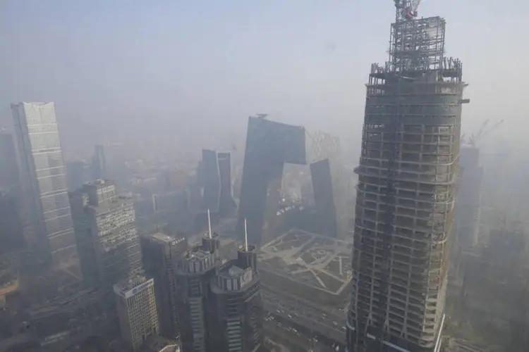 
	Pequim sob nuvem de polui&ccedil;&atilde;o: riscos ao meio ambiente afetam mais pessoas pobres e jovens, especialmente crian&ccedil;as.
 (Jason Lee / Reuters)