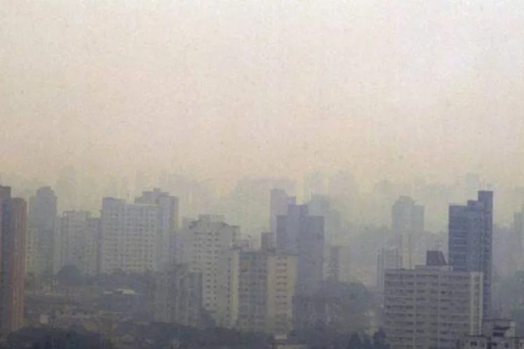 
	Polui&ccedil;&atilde;o em S&atilde;o Paulo: problemas originados pela alta concentra&ccedil;&atilde;o de poluentes no ar influenciam diretamente no aumento de infec&ccedil;&otilde;es respirat&oacute;rias
 (Germano Lüders/Quatro Rodas)