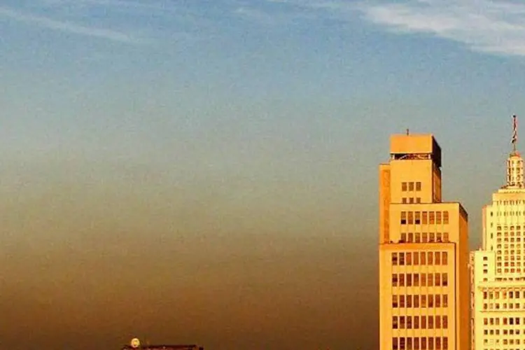 Poluição em São Paulo: estado quer diminuir as emissões (Gaf.arq/Wikimedia Commons)