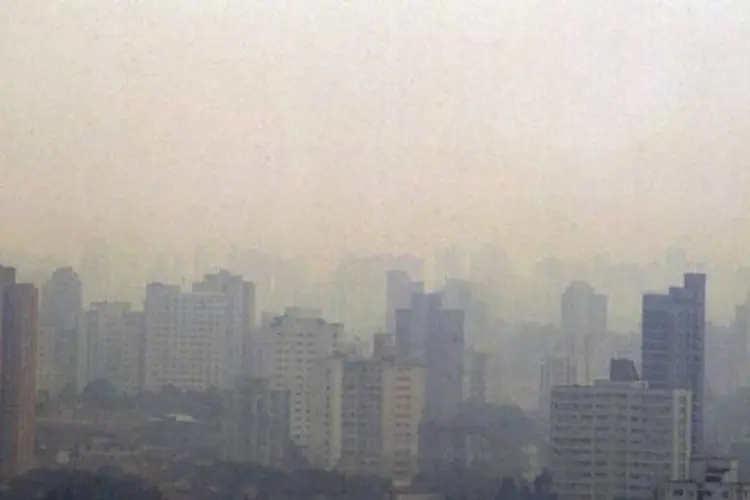 Poluição em São Paulo: dois terços das emissões de gases causadores do efeito estufa são produzidos por centros urbanos (Germano Lüders/Quatro Rodas)