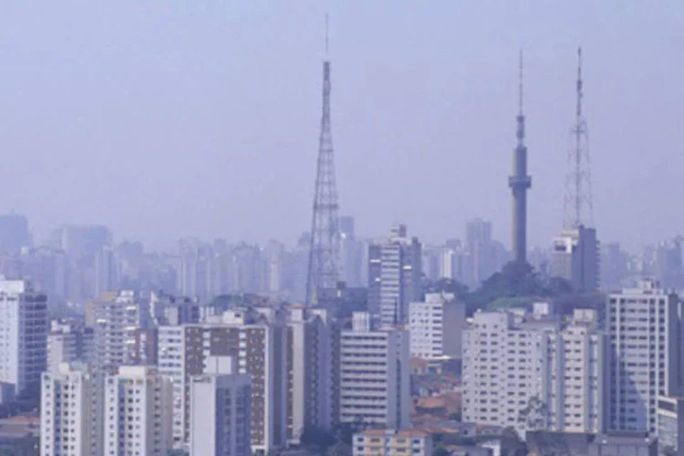Nuvem de poluição atmosférica em São Paulo: analistas também discutem o forte aumento na temperatura da cidade (Ricardo Correa/Veja São Paulo/VEJA)