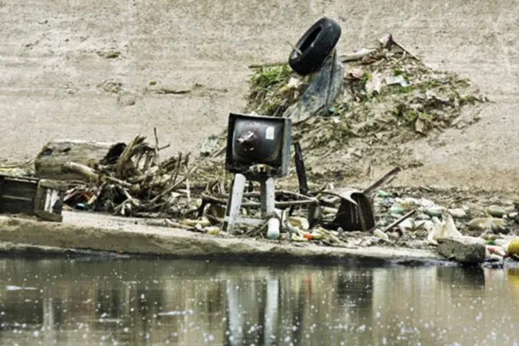 
	Lixo &agrave;s margens do Rio Tiet&ecirc;: parte recicl&aacute;vel ser&aacute; convertida em renda para os pescadores
 (Mario Rodrigues/ Veja São Paulo)