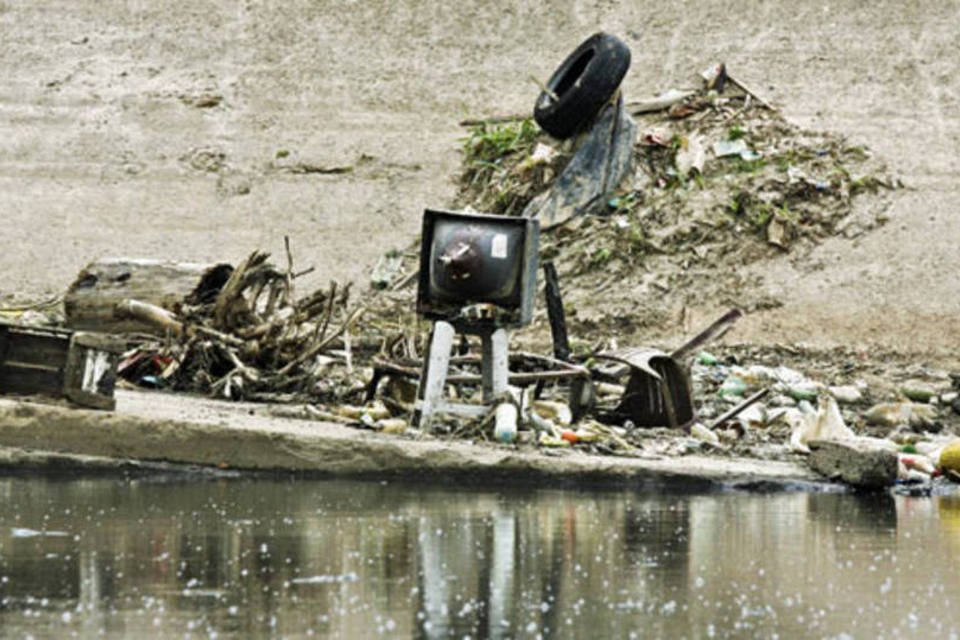 Pescadores retiram 600 metros cúbicos de lixo do Rio Tietê