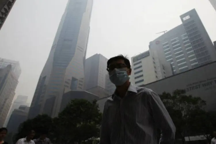 Homem usa máscara contra poluição do ar em Singapura (REUTERS/Edgar Su)