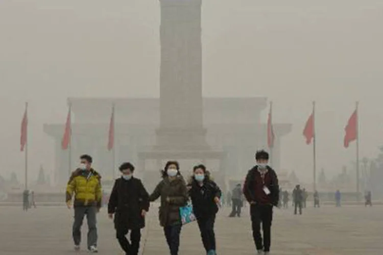 Foto de 26 de fevereiro de 2014 mostra poluição na Praça da Paz Celestial, em Pequim, China (©afp.com / MARK RALSTON)