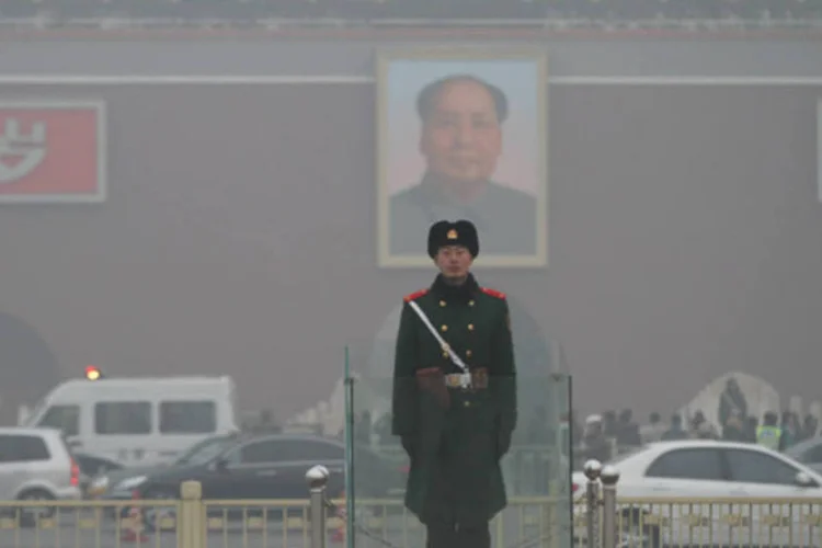 
	Polui&ccedil;&atilde;o na China:&nbsp;Caminh&otilde;es pulverizavam &aacute;gua nas ruas de Pequim, como parte da limpeza da cidade e um n&uacute;mero maior de pessoas usavam m&aacute;scaras
 (Getty Images/ ChinaFotoPress)