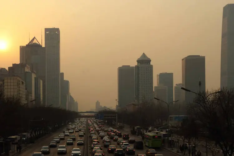 
	Polui&ccedil;&atilde;o em Pequim, China: capital decretou o alerta por polui&ccedil;&atilde;o de n&iacute;vel laranja, segundo mais grave depois do vermelho
 (Tomohiro Ohsumi/Bloomberg)