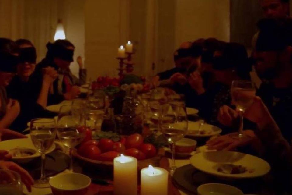 Pomarola promove "jantar no escuro" em campanha